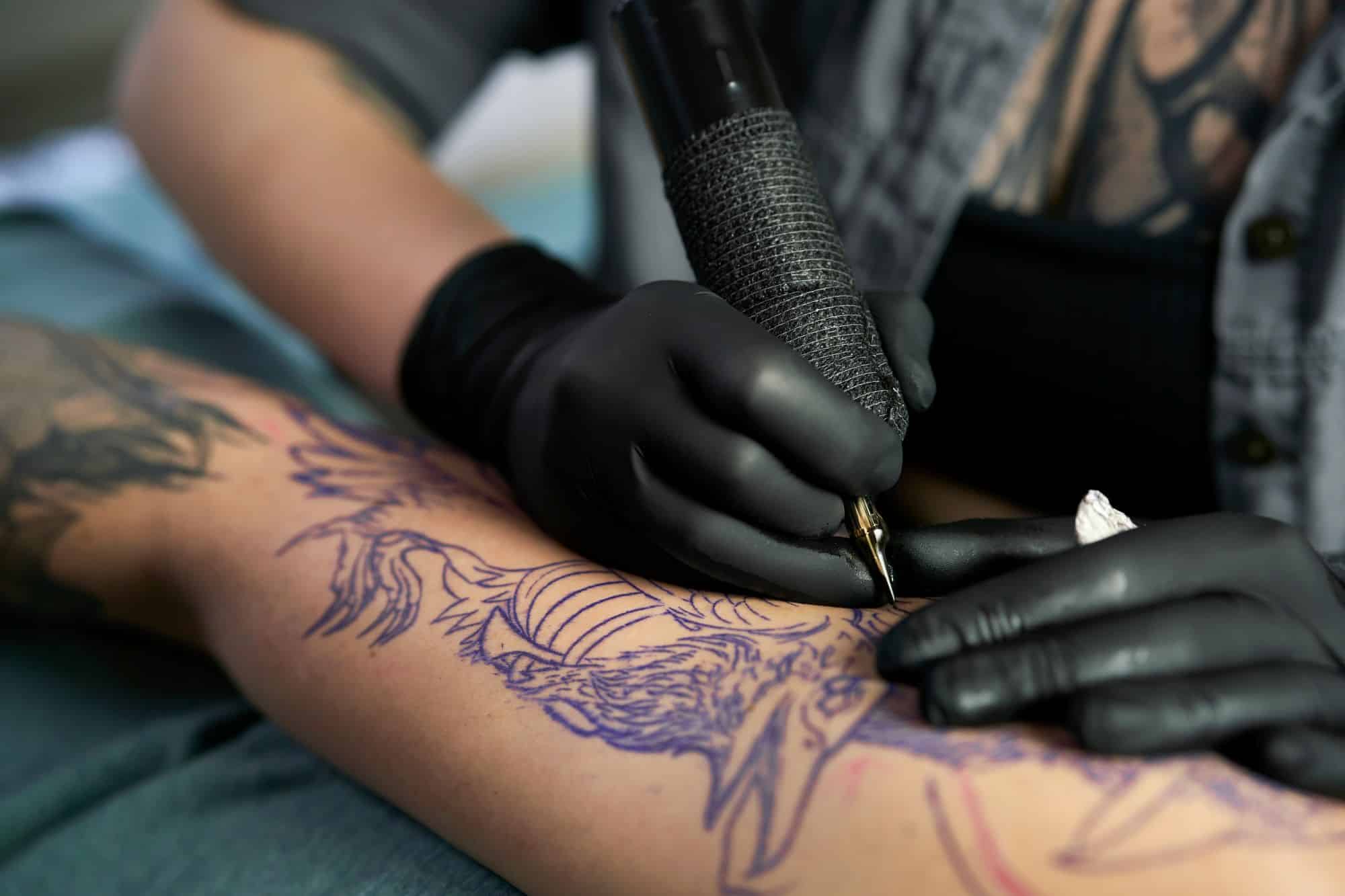 Tattoos und Piercings beim Zoll